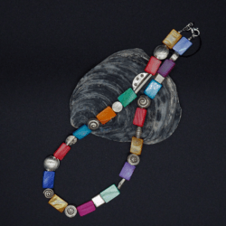 Halskette mit bunten Perlmuttplättchen und silbernen Ornamenten