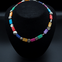 Halskette mit bunten Perlmuttplättchen und silbernen Ornamenten