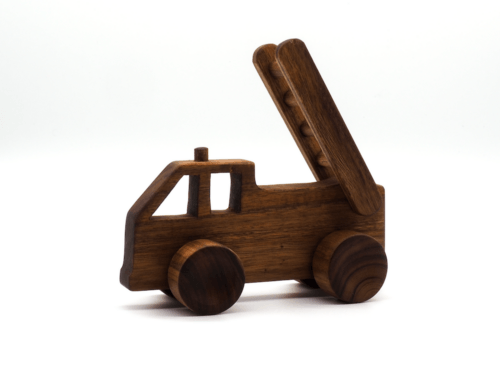 Rollspielzeug 'Feuerwehrauto' aus naturbelassenem Akazienholz