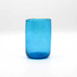 Türkises Saftglas aus recyceltem Glas