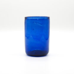 Blaues Saftglas aus recyceltem Glas