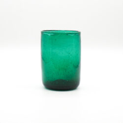 Grünes Saftglas aus recyceltem Glas