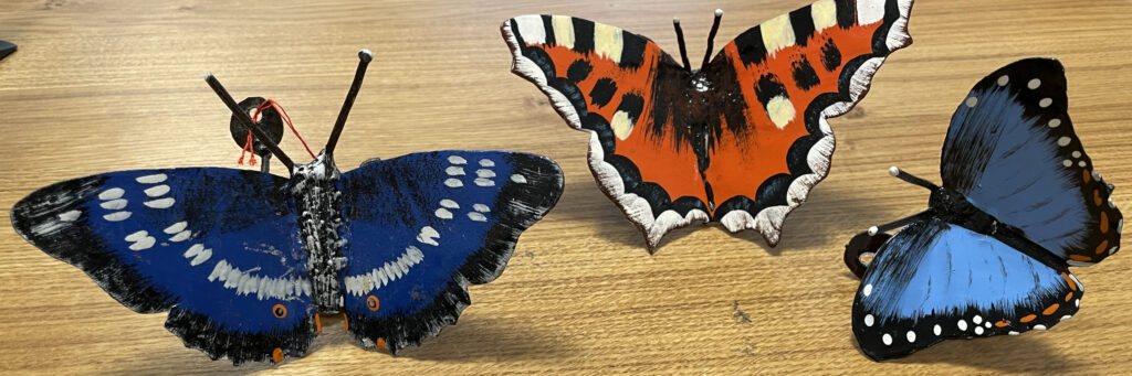 Schmetterlinge aus lackiertem Metall