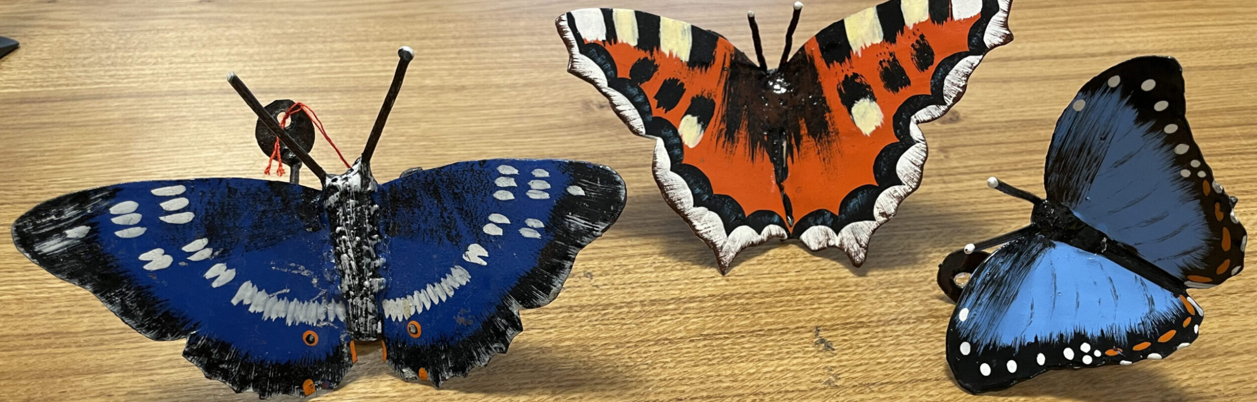 Schmetterlinge aus lackiertem Metall