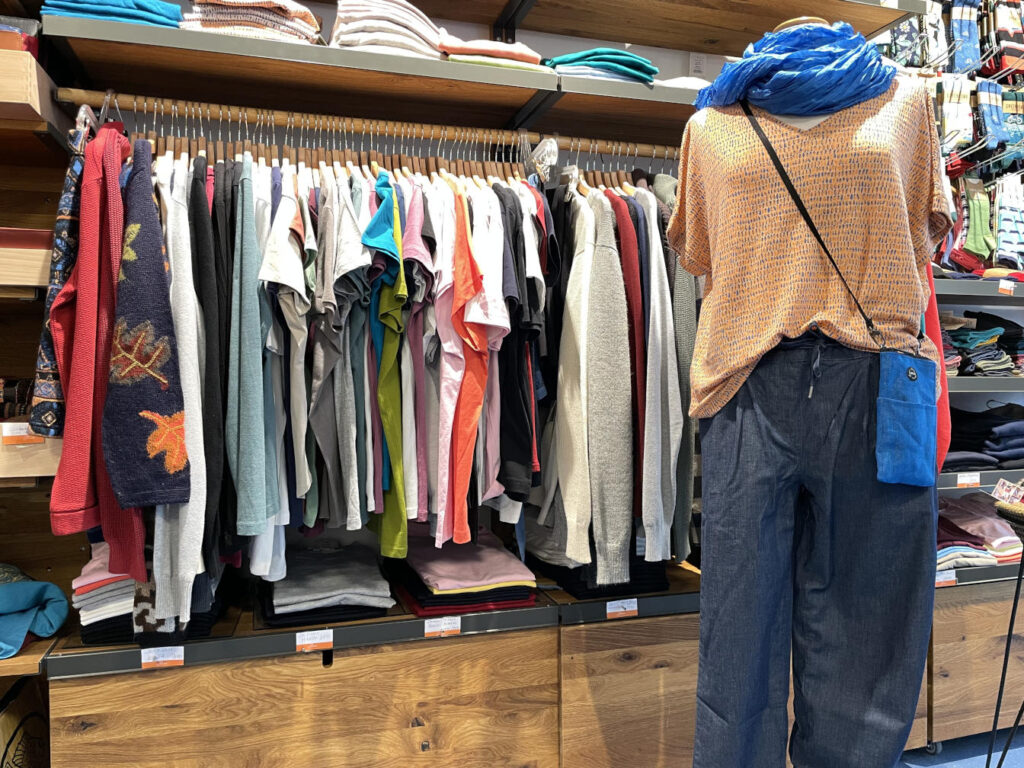 T-Shirts-Kleiderstange mit Shirt und Hose an Kleiderpuppe