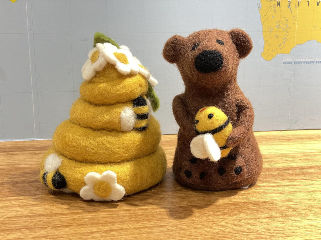 Bienenwabe und Baer aus Filz