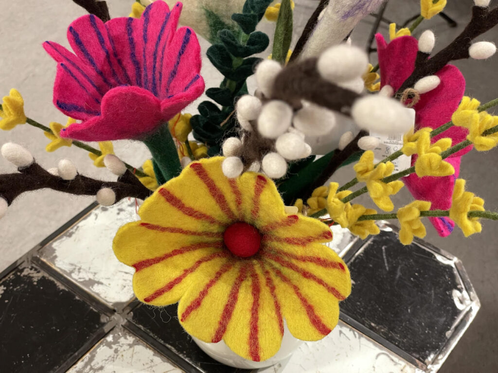 Farbenfrohe Filzblueten