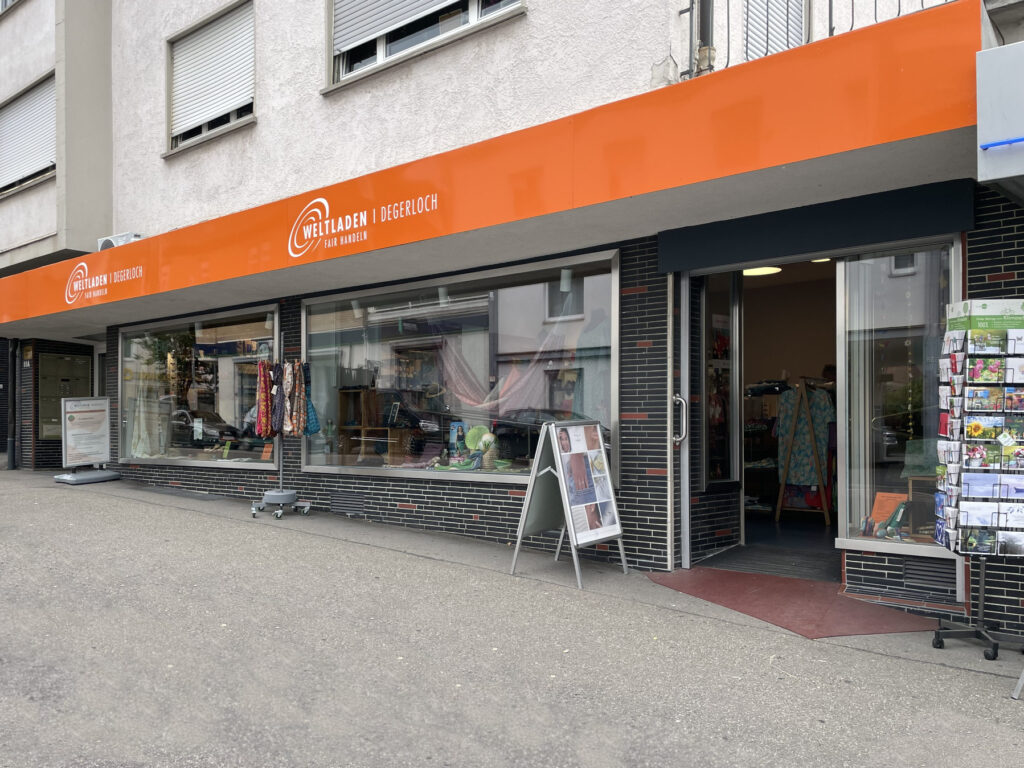 Ladenansicht von Aussen mit Rampe